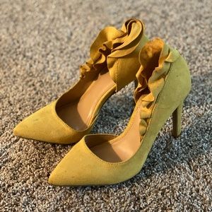 Yellow heel size 7